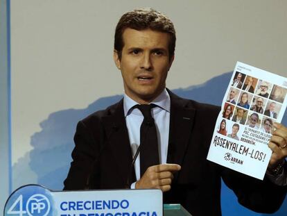 Pablo Casado, con el cartel de Arran. 