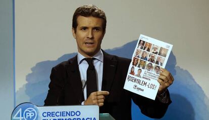 Pablo Casado, con el cartel de Arran. 