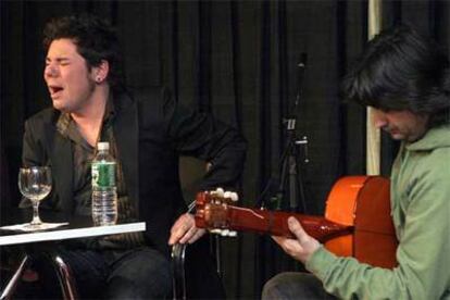 Miguel Poveda (a la izquierda) y Chicuelo, durante su actuación en el Instituto Cervantes de Nueva York.