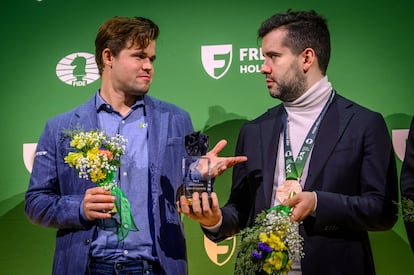 Carlsen y Niepmniashi, durante la entrega de premios del Mundial Relmpago, este martes en Nueva York