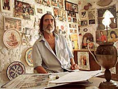 Juan Heredia, <b></b><i>El Pirri,</i> en su cueva convertida en museo del barrio almeriense de La Chanca.