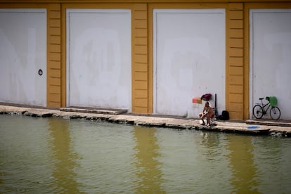 Un hombre pesca en la orilla del Guadalquivir este sábado, en Sevilla.