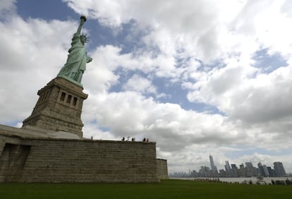 Visitantes hacen fotos a la Estatua de la Libertad tras abrir al público ocho meses después del paso del huracán 'Sandy', 4 de julio de 2013.
