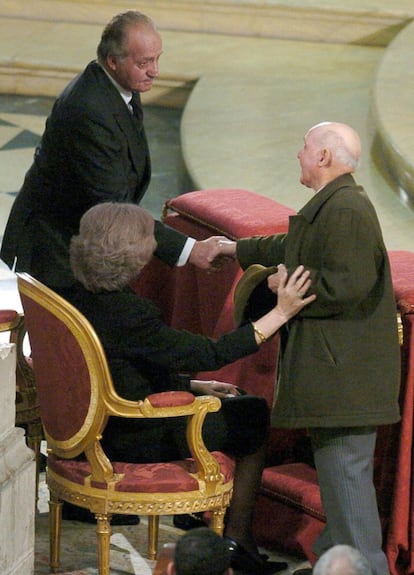 Los Reyes, visiblemente emocionados, dan el pésame a un familiar de una de las víctimas de los atentados del 11-M durante el funeral de Estado en la catedral de la Almudena el 24 de marzo de 2004. El terrorismo no ha dejado de estar presente durante toda la democracia y el reinado de don Juan Carlos. A la sanguinaria ETA, le han acompañado innumerables siglas como los FRAP, los GRAPO, los catalanes Terra Lliure o los gallegos del EGPGC, para sumarse desde hace años el terrorismo islámico. Al inconsolable dolor de las víctimas hay que añadir las incalculables pérdidas económicas causadas por el terrorismo que no parece tener fin.