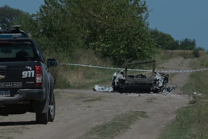 Restos del coche calcinado en el que viajaba el matrimonio acribillado junto con su bebé tras una boda en Rosario, el 29 de enero de 2021.