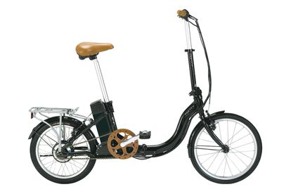 Las cuestas de la ciudad ya no son ningún problema con la bici EF37 de la marca española Monty. Su pequeño motor eléctrico nos ayudará a alcanzar hasta los 25 km/h (el máximo legal para una bicicleta eléctrica). Llama mucho la atención el curioso diseño del chasis de esta bici plegable.