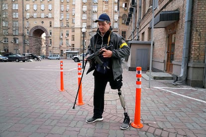 Miembros de la defensa civil patrullan una calle vacía tras el toque de queda en Kiev, este domingo. El presidente ucranio, Volodímir Zelenski, ha hecho este domingo un llamamiento a los ciudadanos de países extranjeros amigos a sumarse a la lucha contra la agresión rusa, integrados en una suerte de nueva legión internacional.