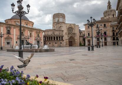 La plaza de la Virgen de Valencia durante el confinamiento de 2020 a causa de la pandemia de coronavirus.