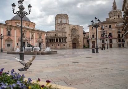 La plaza de la Virgen de Valencia durante el confinamiento.