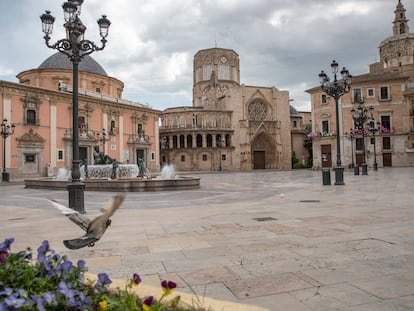 La plaza de la Virgen de Valencia durante el confinamiento de 2020 a causa de la pandemia de coronavirus.