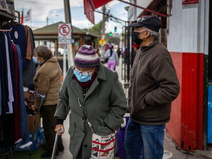 Los habitantes de Quintero, en su mayoría adultos mayores, recorren las calles de la ciudad con mascarillas debido a su preocupación por la contaminación ambiental en la zona.