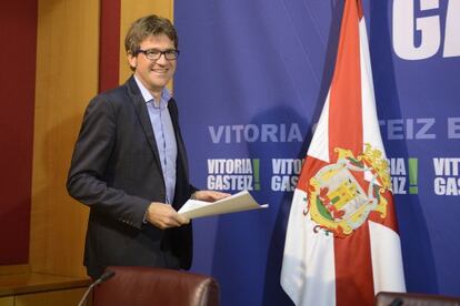 Gorka Urtaran, alcalde de Vitoria, antes de anunciar las medidas para acoger a refugiados.