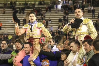 López Simón y Enrique Ponce salieron a hombros de la plaza de Valencia.