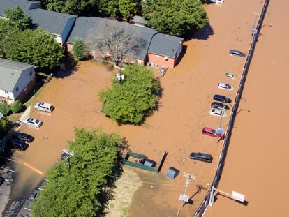 El Servicio Meteorológico Nacional de Nueva York ha advertido a la población no circular por las carreteras debido a varios reportes de automovilistas varados y rescates en zonas inundadas.