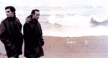 Iñaki Gametxogoikoetxea y Javier Aramburu pasean junto al mar en una de las dos fotos oficiales que existen del dúo.