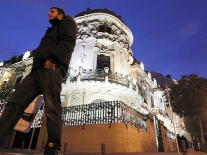 Un hombre pasa frente a la sede de la SGAE en Madrid.