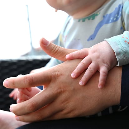 La mano de una madre y un bebé.