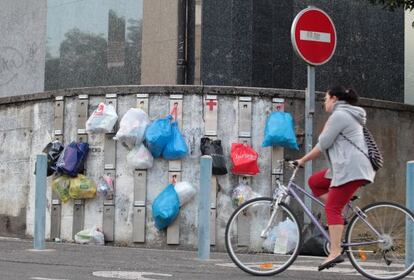 Colgadores donde los vecinos de Usurbil (Gipuzkoa) colocan las bolsas de basura para la recogida puerta a puerta.