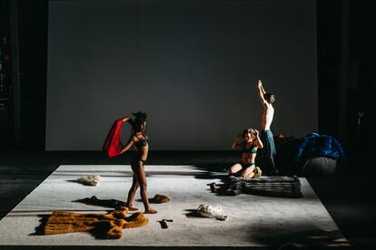 Una escena de la obra 'Cristo está en Tinder', en el Teatro de la Abadía.