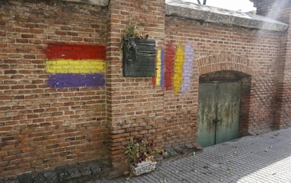 Puerta de entrada al osario republicano en La Almudena.