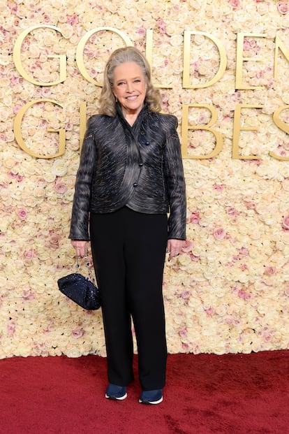 Kathy Bates, nominada a mejor actriz principal de serie por 'Matlok' acudió haciendo orgullosa gala de sus canas y con unas zapatilla deportivas Sneex en sus pies.