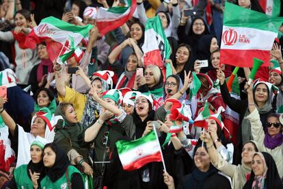 Mujeres animan a su equipo, tras haber podido entrar libremente, por primera vez en 40 años, al estadio de fútbol Azadi, en Teherán (Irán), para asistir al partido entre su selección nacional y Camboya en la clasificatoria para la Copa Mundial 2022, el 10 de octubre de 2019.