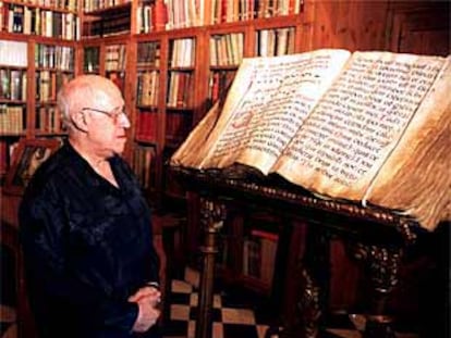Mstislav Rostropóvich, durante su visita a la biblioteca de incunables del castillo de Peralada.