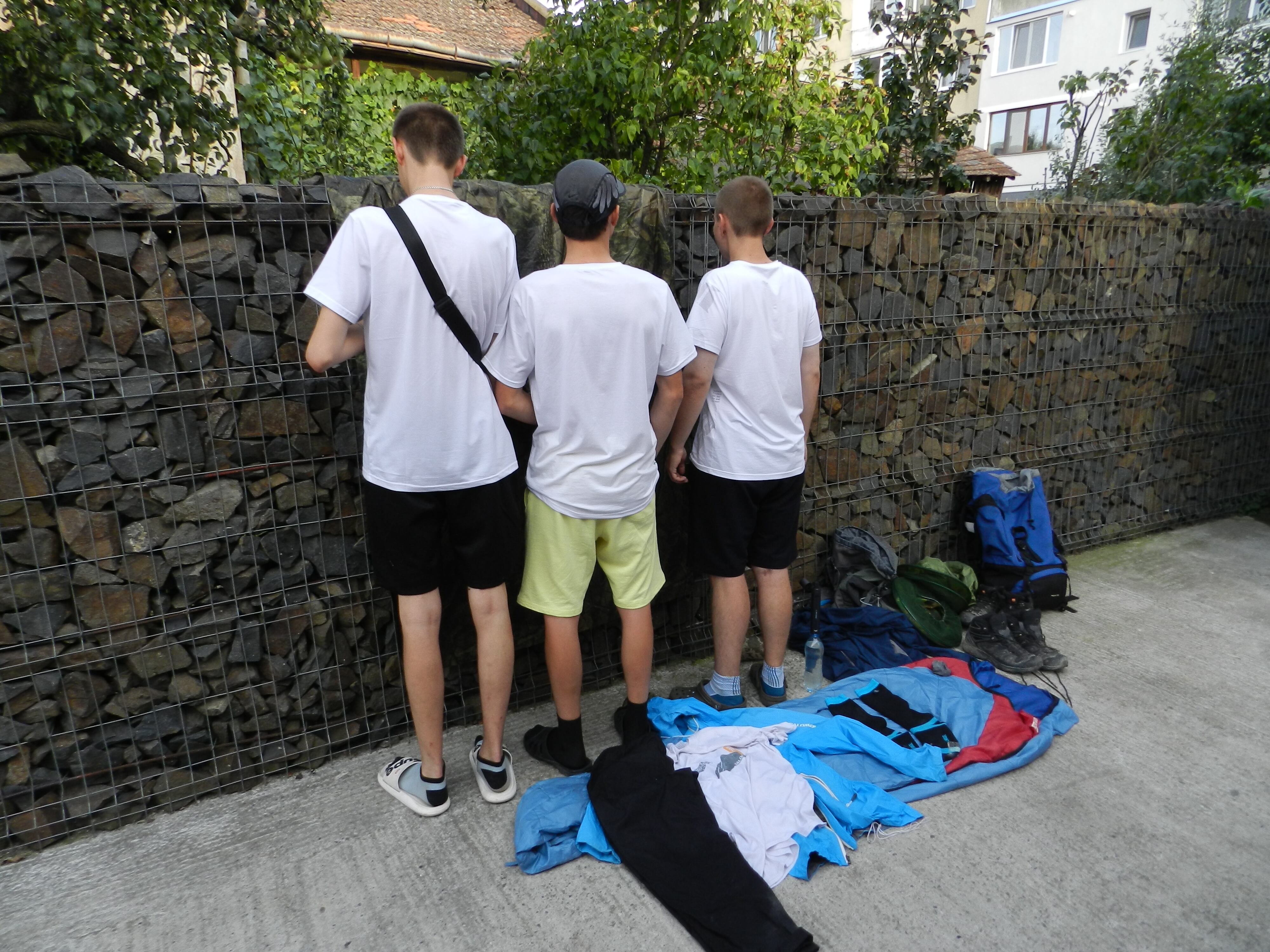 Da esquerda para a direita: Danilo, Daniel e Evgeni, junto com os equipamentos com os quais viajam há nove dias.