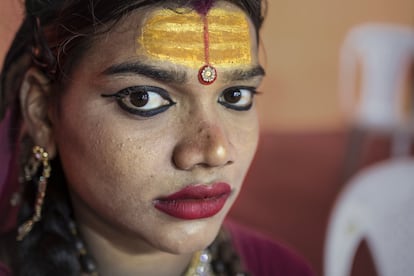 En los textos sagrados del hinduismo a las hijras se las denomina <i>kinnars (Mahabaratha)</i>. Antiguamente eran figuras muy respetadas y con poder. Con las colonizaciones casi desaparecieron de la escena pública, pero en la actualidad luchan por volver a ocupar su lugar social y hacerse respetar.