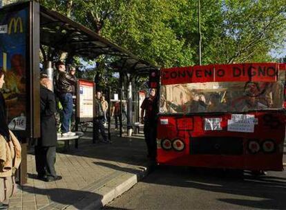 Manifestación de los trabajadores de la EMT que discurrió por el Paseo del prado, entre Atocha y Cibeles.