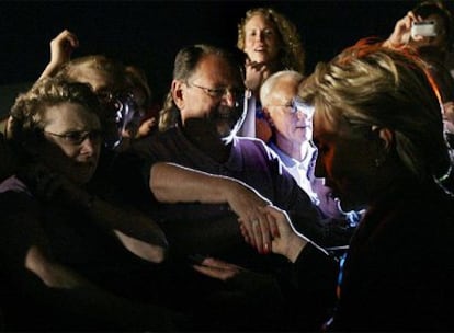 Hillary Clinton saluda a un grupo de simpatizantes en un acto electoral en la ciudad de Sioux Falls, en el Estado de Dakota del Sur. 
/ associated press
Obama se dirige a un acto de campaña en Waterford (Michigan).