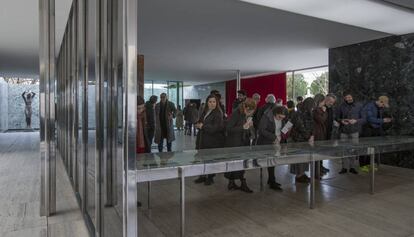 La Fundació Mies van der Rohe presenta la intervenció artística 'Re-enactment'.