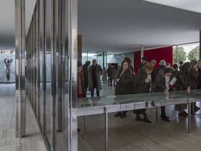 La Fundació Mies van der Rohe presenta la intervenció artística 'Re-enactment'.