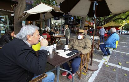 Dos clientes toman café en un bar de la ciudad de Mendoza (centro oeste), el pasado 29 de mayo.