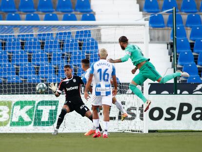 Sergio Ramos marca el primer gol del Madrid en el partido ante el Leganés.