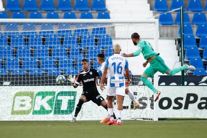 Sergio Ramos marca el primer gol del Madrid en el partido ante el Leganés.