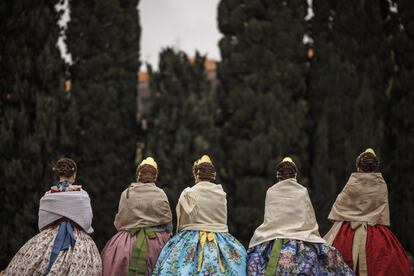 Un grupo de mujeres vestidas con el traje de fallera, durante la festividad.