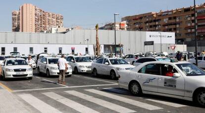 Parada de taxis en la estación del AVE de Alicante.