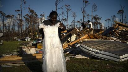 Uma das afetadas pelo Dorian, em 8 de setembro, e o que resta de sua casa destruída pelo furacão nas Bahamas.