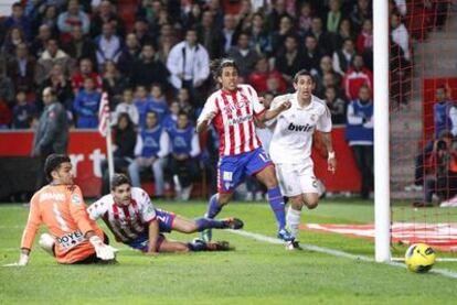 Di María anota el primer gol del encuentro.