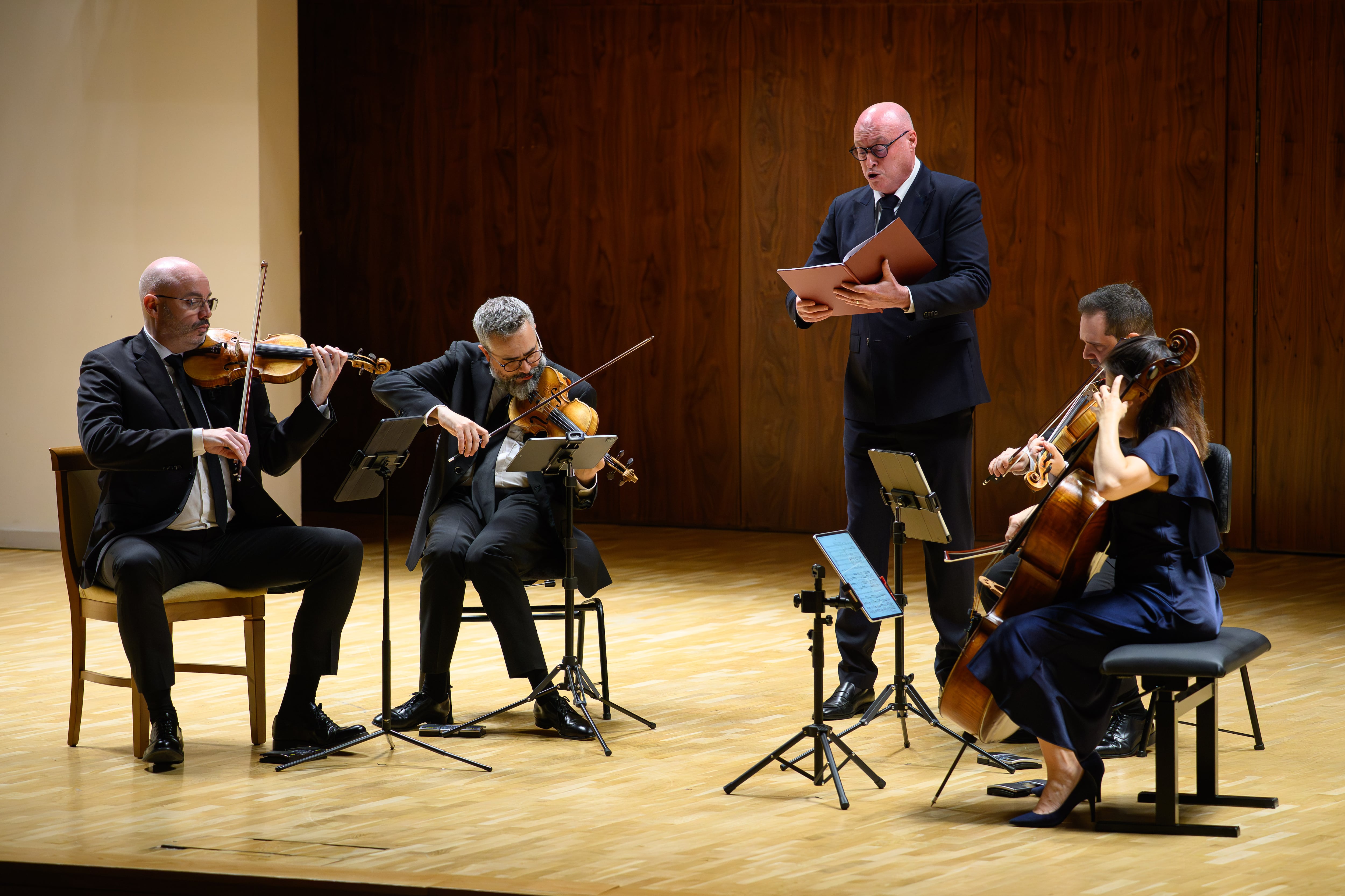 Los violinistas Aitor Hevia y Cibrán Sierra, el barítono José Antonio López (de pie), el violista Josep Puchades y la violonchelista Helena Poggio, durante el estreno en Madrid de 'Revés', del compositor Israel López Estelche, a partir de textos de Jesús Ruiz Mantilla.