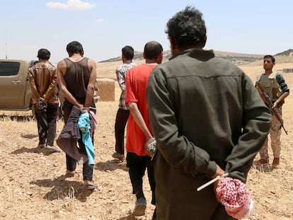 Detención de combatientes del ISIS en Siria, en mayo de 2016.