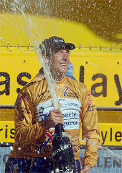 Roberto Heras celebra en el podio su tercer triunfo en la Vuelta a España.