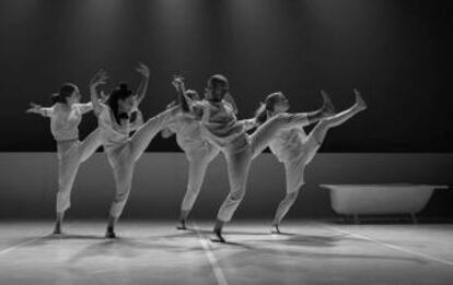 Miembros de la compañía de danza Lasala, en un momento de su espectáculo 'Now' durante el festival.