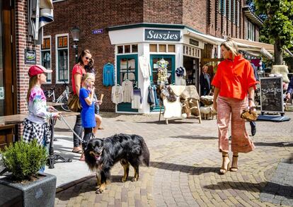 La reina Maxima de Holanda estuvo este jueves en Texel, localidad de las islas Frisias, ubicadas cerca del norte del país. La visita sirvió a la monarca para hablar con las autoridades locales acerca del impacto que la pandemia del coronavirus tendrá en la región durante el próximo verano. Junto a ella estuvieron Michiel Uitdehaag, alcalde de Texel, e Ineke van Gent, alcaldesa de Schiermonnikoog.