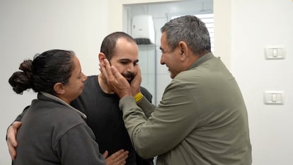 El rehn Yarden Bibas (en el centro) en su primer encuentro con miembros de las Fuerzas de Defensa de Israel.