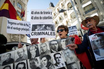 varios manifestantes portan carteles para pedir la exhumación de Francisco Franco, este jueves en la madrileña carrera de San Jerónimo.