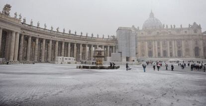 La plaza de San Pedro, en El Vaticano, cubierta de nieve.