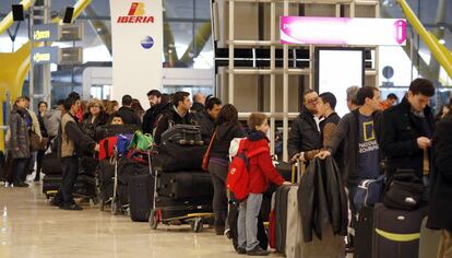 Viajeros de Iberia esperan poder facturar en la T4 del aeropuerto de Barajas, Madrid. La huelga provocará la anulación de 850 vuelos de su filial de corto y medio radio Iberia Express, Vueling y Air Nostrum, puesto que no contarán con el servicio de asistencia en tierra que Iberia Airport Services les presta.