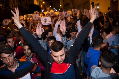 Manifestantes alzan imágenes de Nasser Zafzafi, líder en las protestas de la región del Rif. 